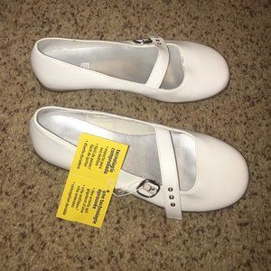 White girls flats, size 5, Smart Fit, new with tag